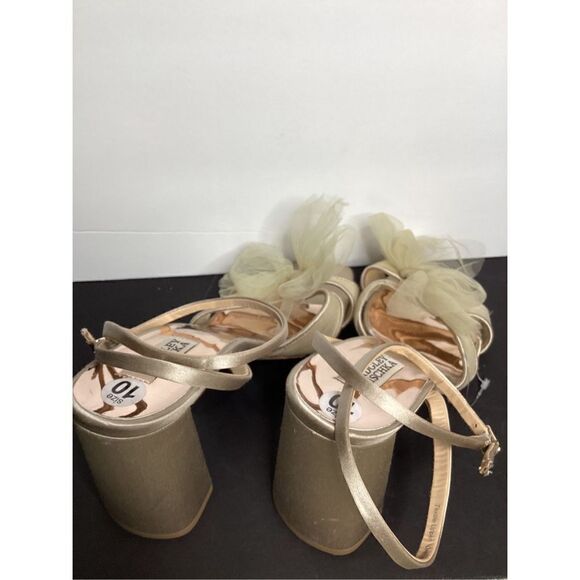 New. Badgley Mischka champagne shoes. Size 10. Retails $240 - Picture 6 of 8